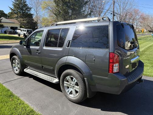 Gray 2010 Nissan Pathfinder SE
