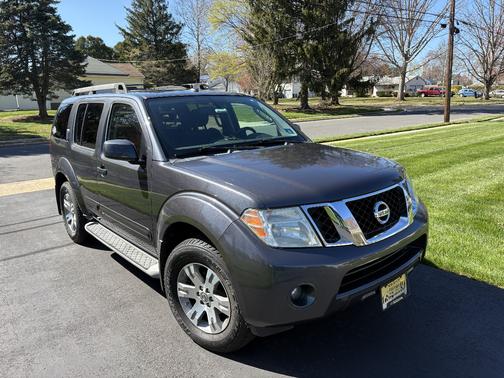 Gray 2010 Nissan Pathfinder SE