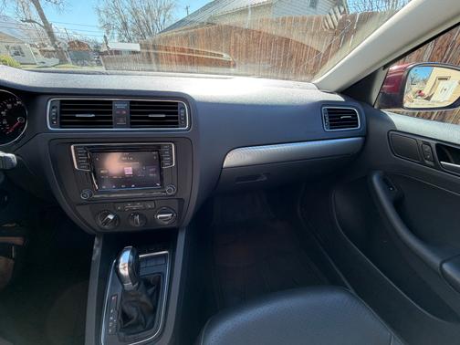 Red 2018 Volkswagen Jetta 1.4T SE