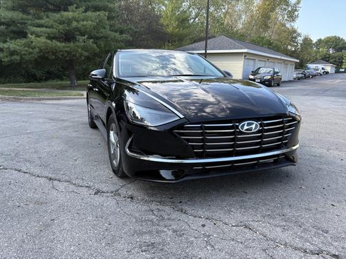 Black 2023 Hyundai SONATA SE