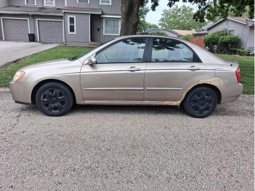 Gold 2005 Kia Spectra LX