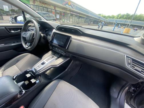 Photo 4 of 8 of 2018 Honda Clarity Plug-In Hybrid Base