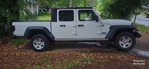 White 2023 Jeep Gladiator Sport S 