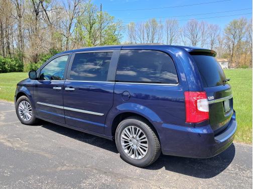 2014 Chrysler Town & Country Touring-L