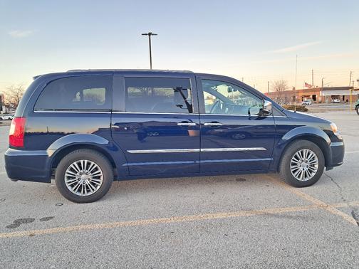 2014 Chrysler Town & Country Touring-L