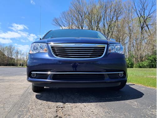 2014 Chrysler Town & Country Touring-L