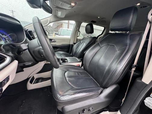 White 2023 Chrysler Pacifica Touring L