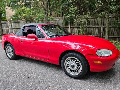 Red 2000 Mazda MX-5 Miata SE