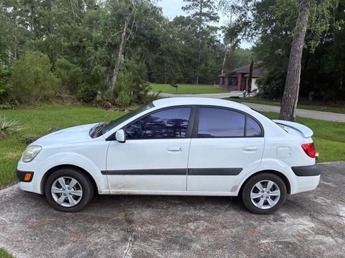 White 2009 Kia Rio LX