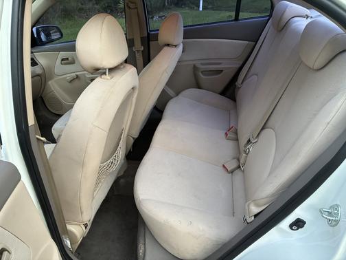 White 2009 Kia Rio LX