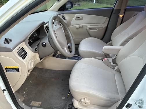 White 2009 Kia Rio LX