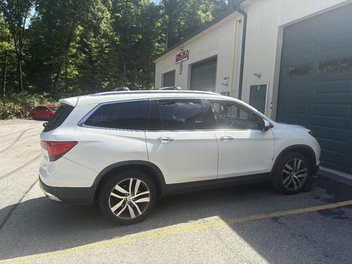 White 2017 Honda Pilot Elite