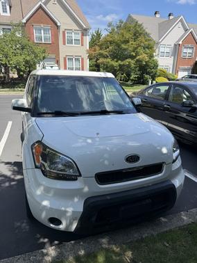White 2010 Kia Soul +