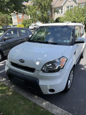 White 2010 Kia Soul +