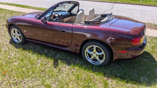 Red 2000 Mazda MX-5 Miata SE