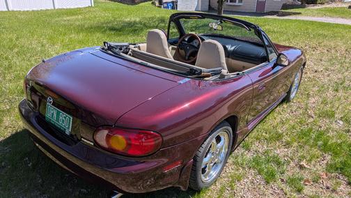 Red 2000 Mazda MX-5 Miata SE