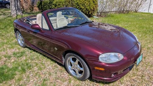 Red 2000 Mazda MX-5 Miata SE
