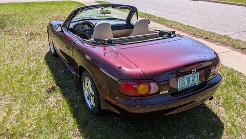Red 2000 Mazda MX-5 Miata SE