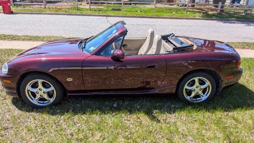 Red 2000 Mazda MX-5 Miata SE
