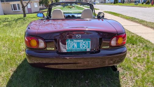 Red 2000 Mazda MX-5 Miata SE