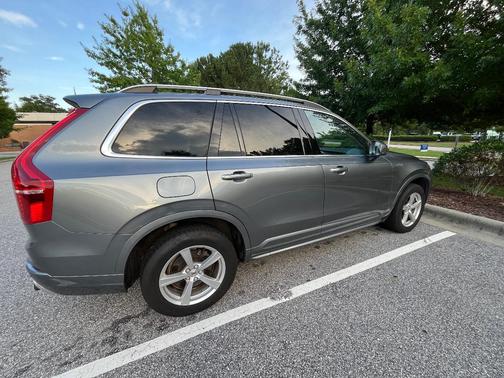 Gray 2019 Volvo XC90 T5 Momentum