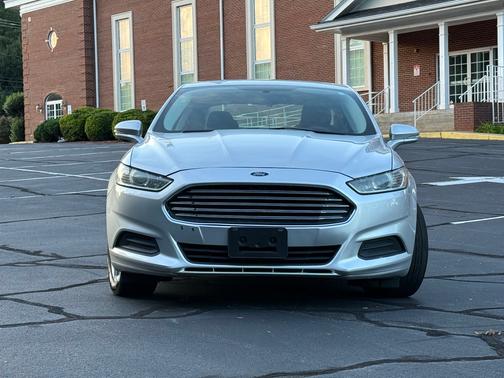 Silver 2014 Ford Fusion SE