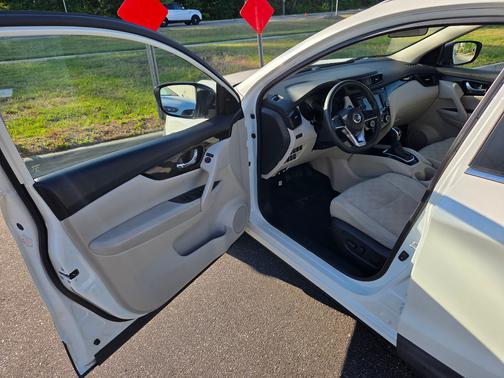 White 2020 Nissan Rogue Sport SV