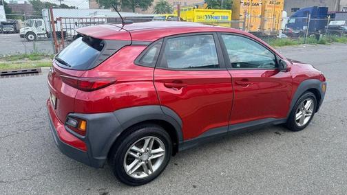 Red 2018 Hyundai KONA SE