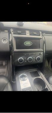 White 2018 Land Rover Discovery SE