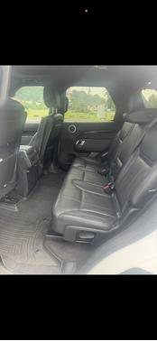 White 2018 Land Rover Discovery SE