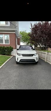 White 2018 Land Rover Discovery SE