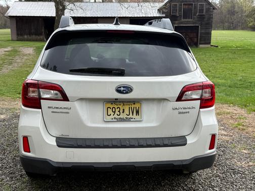 White 2016 Subaru Outback 3.6R Limited