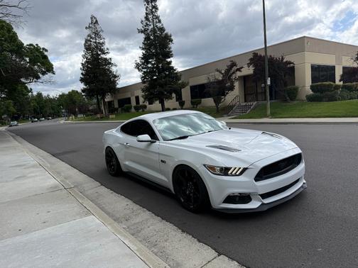 White 2015 Ford Mustang GT Premium