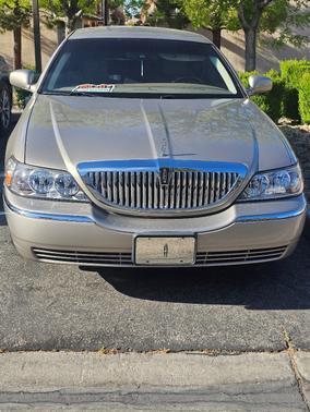 Gold 2003 Lincoln Town Car Signature