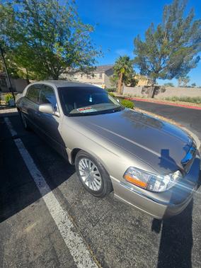 Gold 2003 Lincoln Town Car Signature