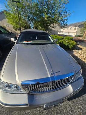 Gold 2003 Lincoln Town Car Signature