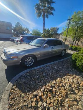 Gold 2003 Lincoln Town Car Signature