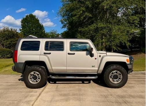 Beige 2007 Hummer H3 Base