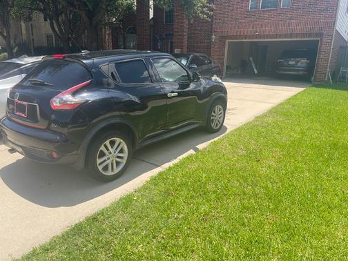 Black 2015 Nissan Juke SV