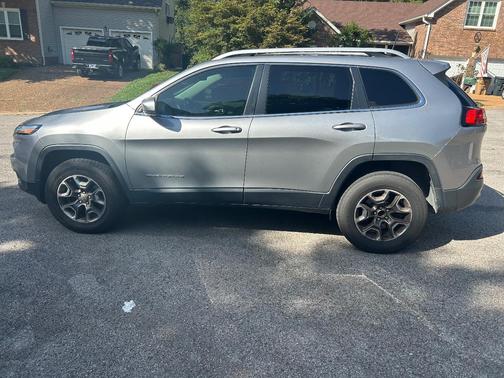 Gray 2017 Jeep Cherokee Latitude