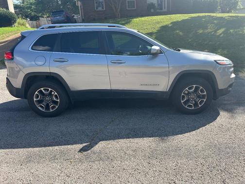 Gray 2017 Jeep Cherokee Latitude