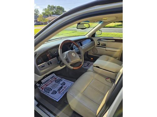 Beige 2004 Lincoln Town Car Base