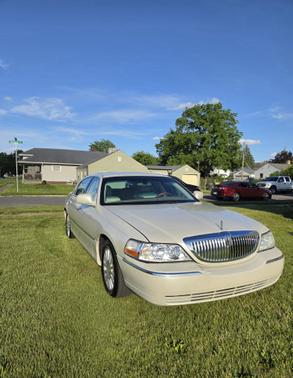 Beige 2004 Lincoln Town Car Base