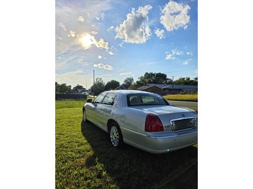 Beige 2004 Lincoln Town Car Base