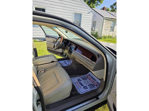 Beige 2004 Lincoln Town Car Base