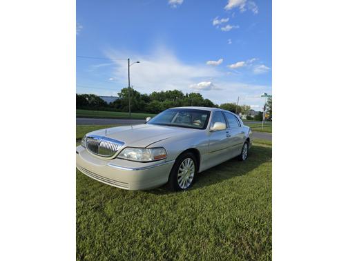 Beige 2004 Lincoln Town Car Base