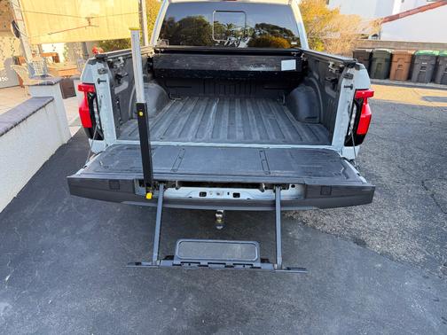 2023 Ford F-150 Lightning LARIAT