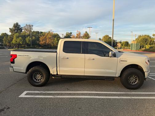 2023 Ford F-150 Lightning LARIAT