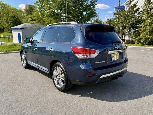 Blue 2015 Nissan Pathfinder Platinum