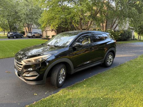 Black 2017 Hyundai TUCSON SE